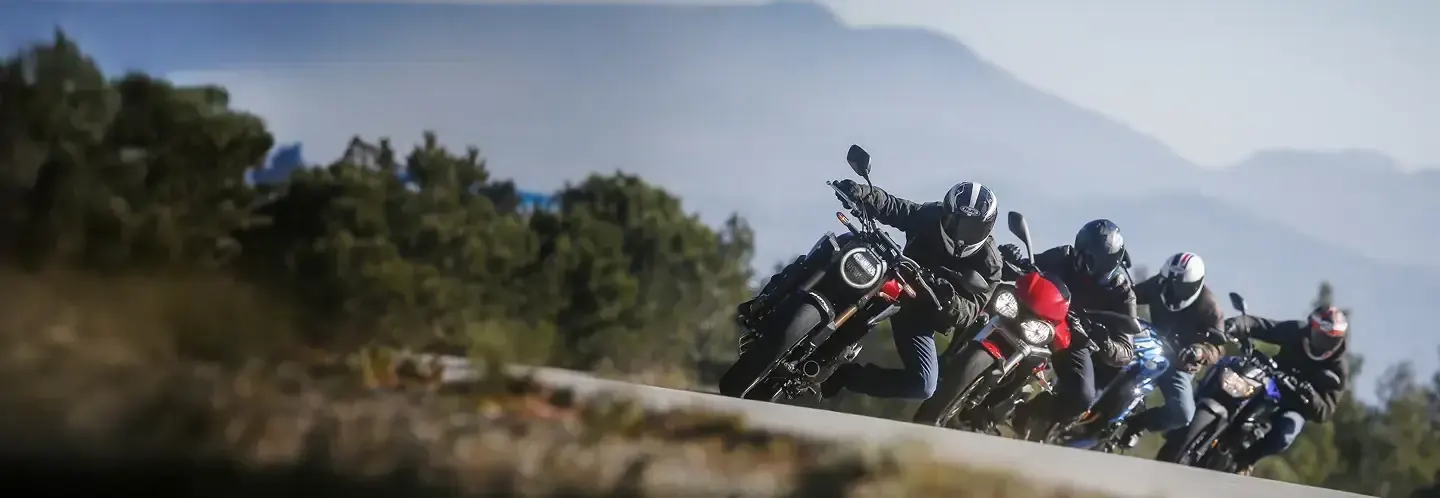 Groupe de motards dans un virage en montagne